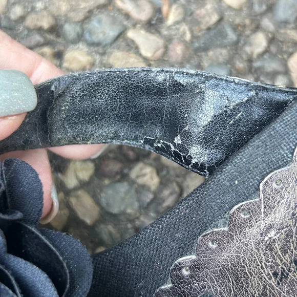 Beverly Feldman Snakeskin Black Rose Floral Thong Heeled Sandals Size 7 - Picture 3 of 9